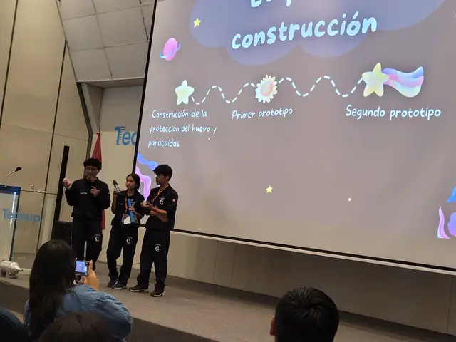 Equipo explicando la construcción de su cohete