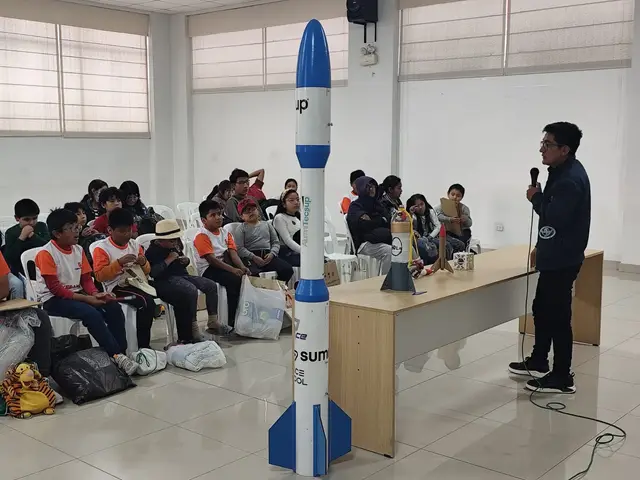 Modelo de cohete en un taller de hidrocohetes