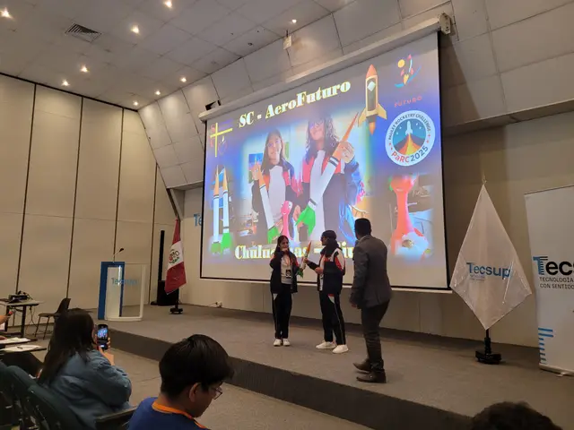 Equipo presentando su proyecto en TECSUP